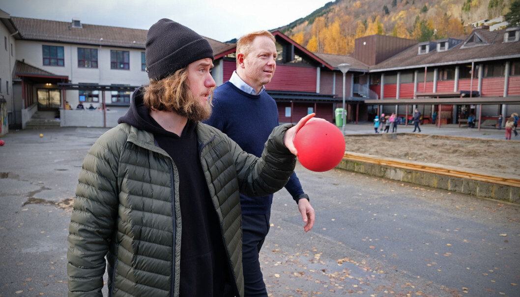 Sondre Setrom er ein av fleire lærarar som kom som student til Sogndal - og vart verande. Trudvang skule har fleire lærarar enn vanleg med kroppsøving. Her saman med professor Geir Kåre Resaland. Sondre Setrom er ein av fleire lærarar som kom som student til Sogndal - og vart verande. Trudvang skule har fleire lærarar enn vanleg med kroppsøving. Her saman med professor Geir Kåre Resaland.