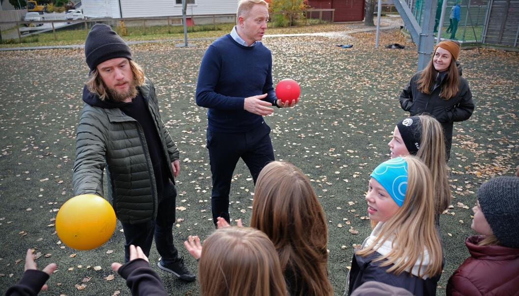Geir Kåre Resaland (i midten) er tydeleg på at han meinar gym er eit viktig og flott fag, men at fysisk aktiv læring er nokok anna enn gym. Det er læringsprosessar der elevane er fysisk aktive. Kontaktlærar Sondre Setrom og assistent Anita Vikøren ved Trudvang skule er ute saman med elevane på 5.trinn. Geir Kåre Resaland (i midten) er tydeleg på at han meinar gym er eit viktig og flott fag, men at fysisk aktiv læring er nokok anna enn gym. Det er læringsprosessar der elevane er fysisk aktive. Kontaktlærar Sondre Setrom og assistent Anita Vikøren ved Trudvang skule er ute saman med elevane på 5.trinn.
