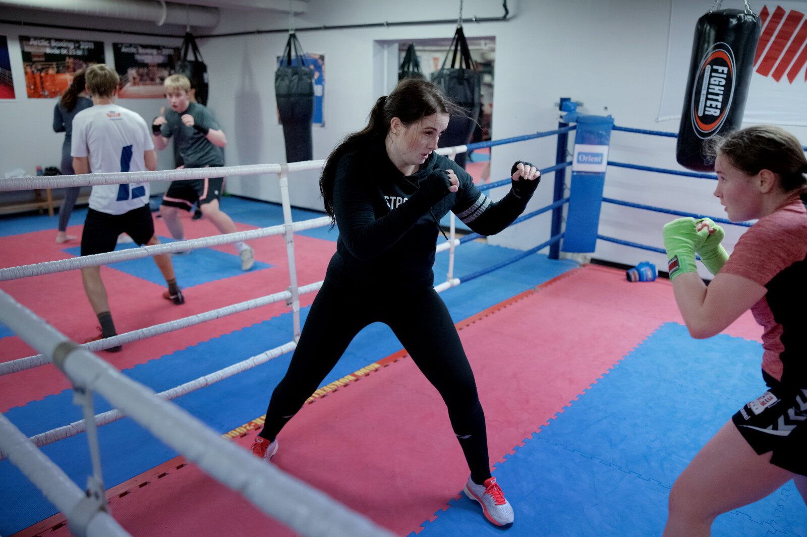 <span class=" t14" data-lab-text_size_desktop="14">«Float like a butterfly, sting like a bee», sa Muhammed Ali. Prinsippet er omtrent det same for Anne Tjønndal og Silje Skovbo Andreassen i «kamp» i ringen hos Bodø bokseklubb.</span> <span class=" t14" data-lab-text_size_desktop="14">«Float like a butterfly, sting like a bee», sa Muhammed Ali. Prinsippet er omtrent det same for Anne Tjønndal og Silje Skovbo Andreassen i «kamp» i ringen hos Bodø bokseklubb.</span>