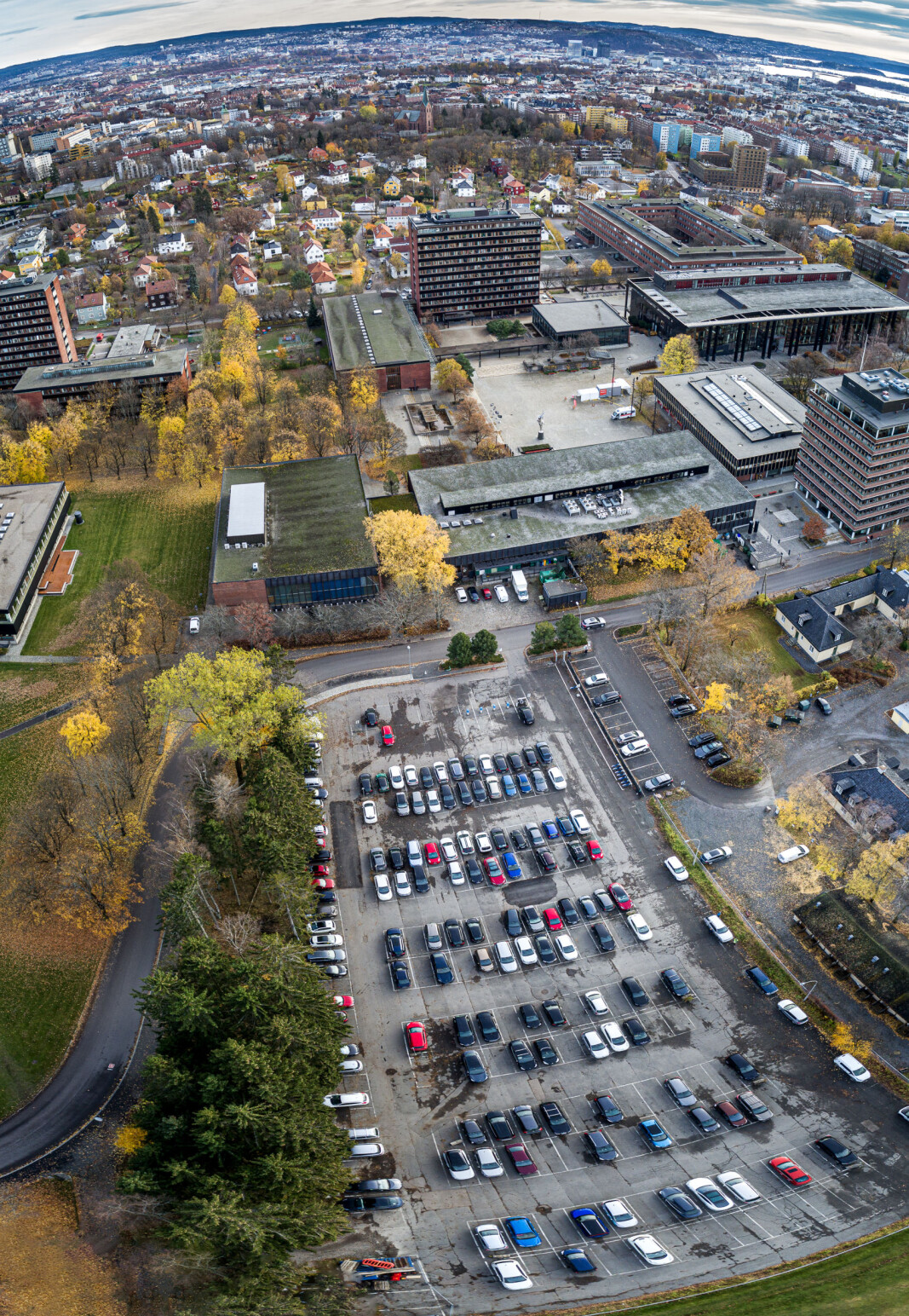 I byen bak universitetet i Oslo er det svært få gratis parkeringsplasser igjen. Universitetet har imidlertid mange av dem. I byen bak universitetet i Oslo er det svært få gratis parkeringsplasser igjen. Universitetet har imidlertid mange av dem.