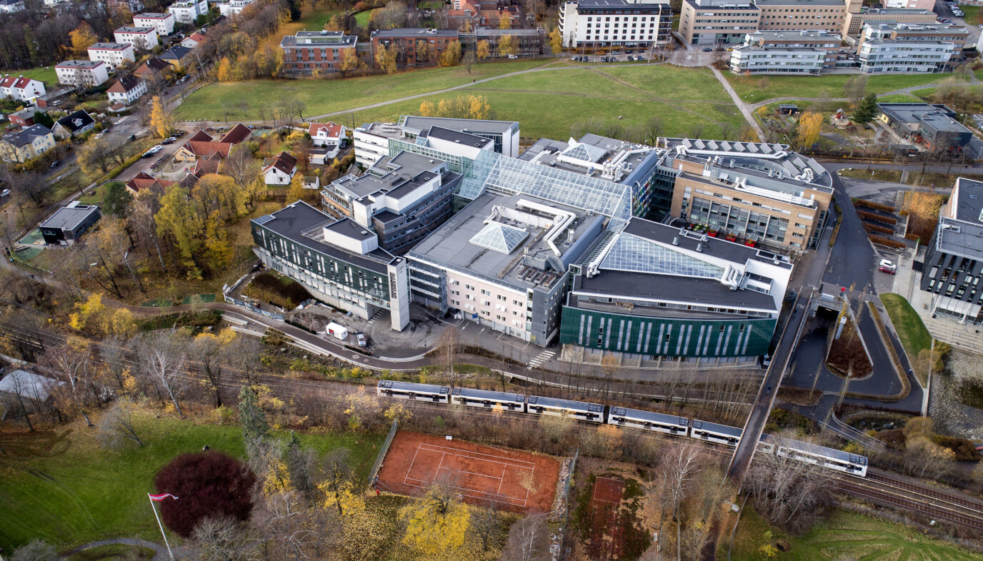 T-banen passerer Universitetet i Oslo, her ved Forskningsparken. Den har plass til mange tusen i rushtida. T-banen passerer Universitetet i Oslo, her ved Forskningsparken. Den har plass til mange tusen i rushtida.
