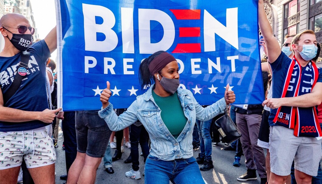 Støttespillere av Joe Biden feirer valgseieren på Times Square i New York lørdag.