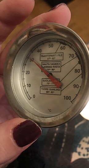 Dei som har kjøpt billettar til førestellinga i Helsinki får ein pakke med gjenstandar på døra. Så vert dei med i framsyninga - frå si eiga stove. Dei som har kjøpt billettar til førestellinga i Helsinki får ein pakke med gjenstandar på døra. Så vert dei med i framsyninga - frå si eiga stove.