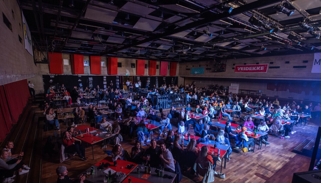 Studentene satt i gruppene de ankom festen med hele kvelden, fordelt på separate bord i den store salen. Studentene satt i gruppene de ankom festen med hele kvelden, fordelt på separate bord i den store salen.
