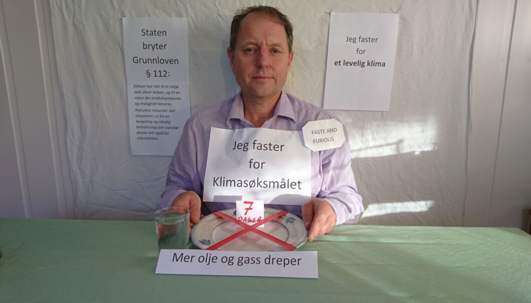 Jeg underviser unge mennesker. Jeg er far og bestefar. Jeg vil vise min dype bekymring. Dette sier Thomas Cottis om hvorfor han sultestreiker så lenge Høyesterett behandler klimasøksmålet. Jeg underviser unge mennesker. Jeg er far og bestefar. Jeg vil vise min dype bekymring. Dette sier Thomas Cottis om hvorfor han sultestreiker så lenge Høyesterett behandler klimasøksmålet.