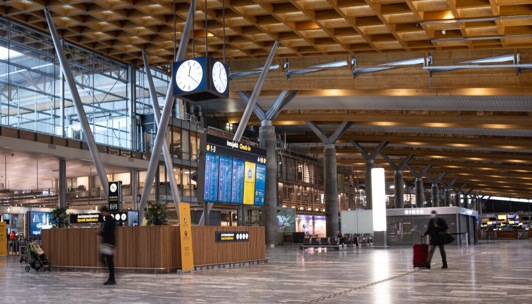 Slik så det ut på Oslo lufthavn like før jul i fjor. Et snaut år senere er det atskillig flere mennesker i ankomsthallen, men Norges grenser er fortsatt stengt for store deler av verden.