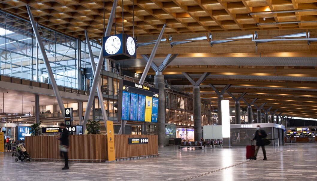 Slik så det ut på Oslo lufthavn like før jul i fjor. Et snaut år senere er det atskillig flere mennesker i ankomsthallen, men Norges grenser er fortsatt stengt for store deler av verden. Slik så det ut på Oslo lufthavn like før jul i fjor. Et snaut år senere er det atskillig flere mennesker i ankomsthallen, men Norges grenser er fortsatt stengt for store deler av verden.