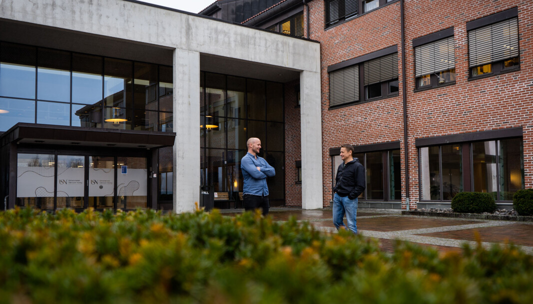 Jo Grønlund, universitetslektor ved idrett, og Andre Horgen, dosent ved friluftslivutdanningen utenfor campus i Bø. Jo Grønlund, universitetslektor ved idrett, og Andre Horgen, dosent ved friluftslivutdanningen utenfor campus i Bø.