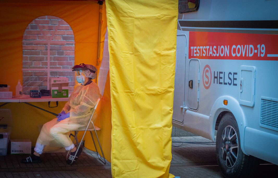 Helsepersonell venter på studenter som vil teste seg, på OsloMets campus i Oslo. Helsepersonell venter på studenter som vil teste seg, på OsloMets campus i Oslo.