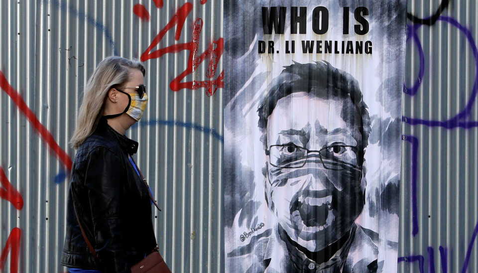 Hvem er Dr. Li Wenlang står det på en plakat i den tsjekkiske hovedstaden. Wenlang ble kalt inn til avhør og anklaget av kinesisk politi for ryktespredning da han varslet om viruset. Senere døde han av covid-19.