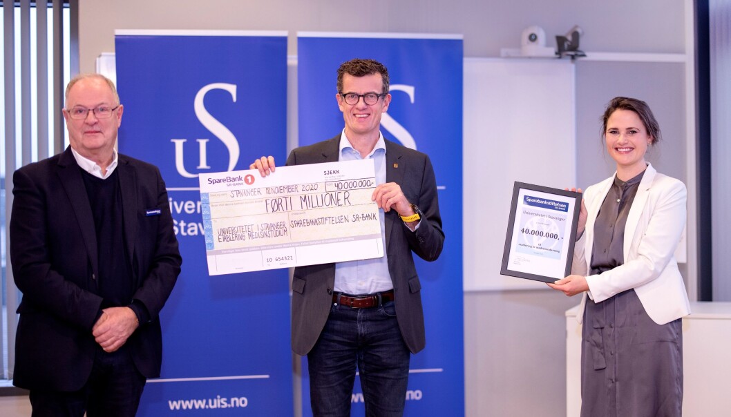 Rektor Klaus Mohn ved Universitetet i Stavanger fikk halvparten av det som skal til for å starte medisinstudiet. Fra venstre Tor Dahle, Klaus Mohn og Kari Nessa Nordtun. Rektor Klaus Mohn ved Universitetet i Stavanger fikk halvparten av det som skal til for å starte medisinstudiet. Fra venstre Tor Dahle, Klaus Mohn og Kari Nessa Nordtun.
