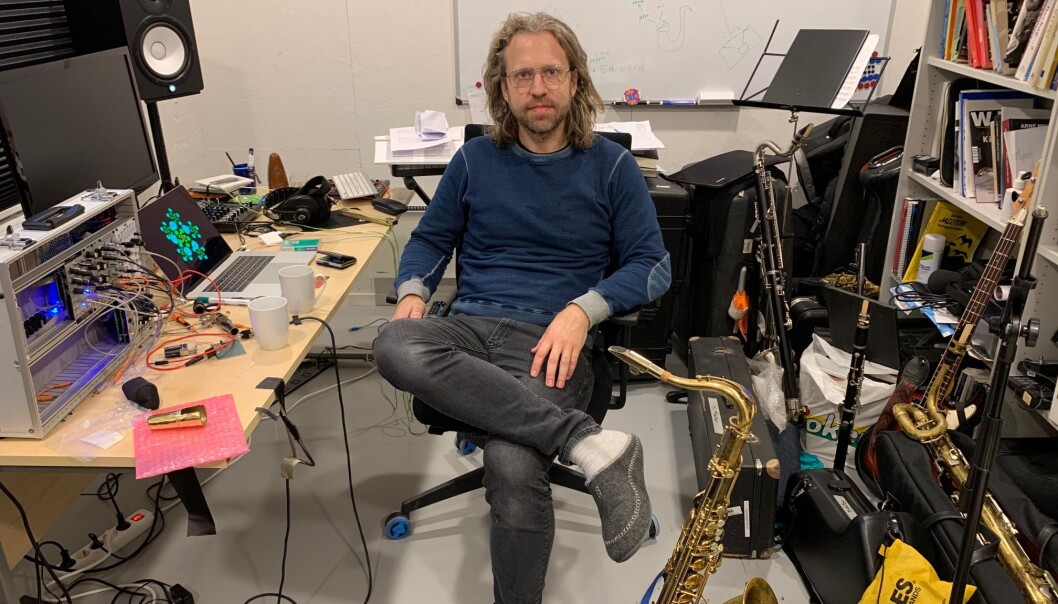 Dette er min verkstad, seier Kjetil Møster. Han er stipendiat ved Griegakademiet, med eit kunstnarisk prosjekt. Så langt har både turné og festivalspeling vorte avlyst. - Å spela for folk er òg ein del av utviklinga, seier Møster. Dette er min verkstad, seier Kjetil Møster. Han er stipendiat ved Griegakademiet, med eit kunstnarisk prosjekt. Så langt har både turné og festivalspeling vorte avlyst. - Å spela for folk er òg ein del av utviklinga, seier Møster.