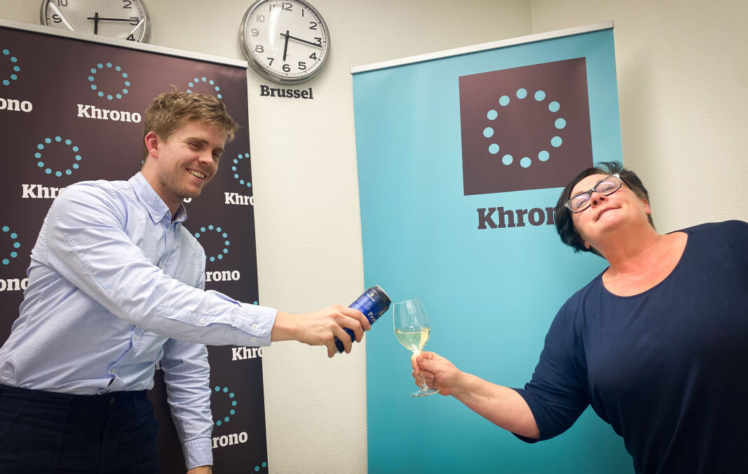 Khrono-journalist Torkjell Trædal og Khrono-redaktør Tove Lie med en avstandsskål onsdag kveld. Khrono-journalist Torkjell Trædal og Khrono-redaktør Tove Lie med en avstandsskål onsdag kveld.