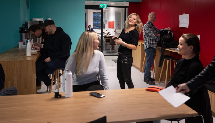 Professorene Kristin og Jørn Braa sammen med noen av masterstudentene knyttet til programmet rett i etterkant av at de mottok Roux-prisen i november 2020. Professorene Kristin og Jørn Braa sammen med noen av masterstudentene knyttet til programmet rett i etterkant av at de mottok Roux-prisen i november 2020.
