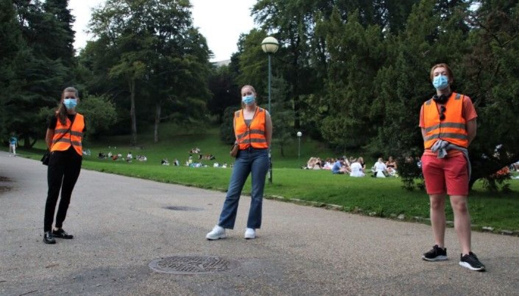 Slik var fadderveka i august. Therese Eide, Katrine Inderberg og Petter Bjørklund stilte som faddervakter med fokus på smittevern. No håpar UiB at studentane kan få ein ny start frå januar, og håpar studentane kjem attende etter juleferie. Slik var fadderveka i august. Therese Eide, Katrine Inderberg og Petter Bjørklund stilte som faddervakter med fokus på smittevern. No håpar UiB at studentane kan få ein ny start frå januar, og håpar studentane kjem attende etter juleferie.