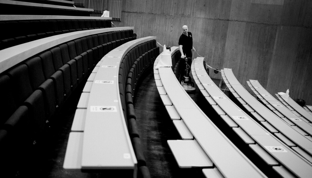 Regelen om en meters avstand fører typisk til at bare hvert tredje sete i forelesningssalen kan tas i bruk, skriver Kjell Erik Lommerud fra Universitetet i Bergen.