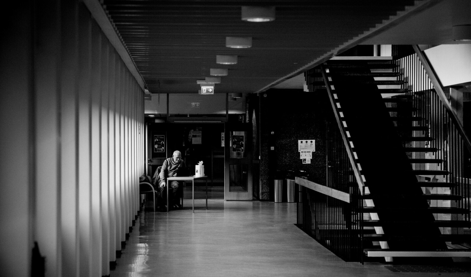 Smittevernvakt Jan Nilsen har stille dagar på HF-bygget. Han har tatt med seg ein PC så han ikkje skal ha det altfor einsamt mellom dei eventuelle situasjonane der han må minne noko om dette med avstand. Smittevernvakt Jan Nilsen har stille dagar på HF-bygget. Han har tatt med seg ein PC så han ikkje skal ha det altfor einsamt mellom dei eventuelle situasjonane der han må minne noko om dette med avstand.