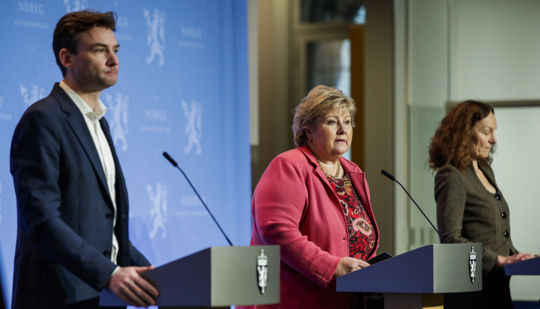 Forsknings- og høyereutdanningsminister Henrik Asheim på informasjonsmøte med statsminister Erna Solberg og direktør ved Folkehelseinstituttet Camilla Stoltenberg under en pressekonferanse om koronasituasjonen i slutten av november. Forsknings- og høyereutdanningsminister Henrik Asheim på informasjonsmøte med statsminister Erna Solberg og direktør ved Folkehelseinstituttet Camilla Stoltenberg under en pressekonferanse om koronasituasjonen i slutten av november.