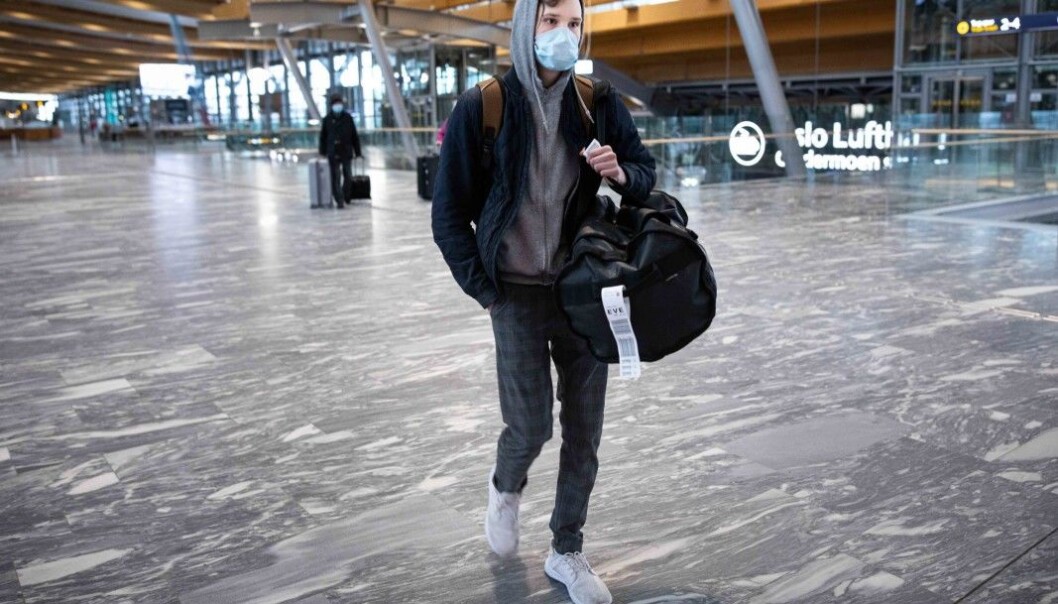 Student Simon Larsen dro fra Østlandet og hjem til Harstad flere uker før juleferien var et faktum i begynnelsen av november. Flere studenter har gjort det samme. Student Simon Larsen dro fra Østlandet og hjem til Harstad flere uker før juleferien var et faktum i begynnelsen av november. Flere studenter har gjort det samme.