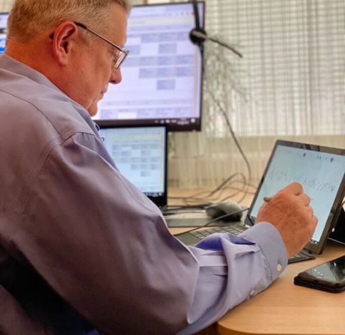 Viggo Gabriel Borg Pedersen er universitetslektor ved NTNU, og underviser i flere fag der han mener det vil være fordelaktig for studentene at han underviser digitalt. Viggo Gabriel Borg Pedersen er universitetslektor ved NTNU, og underviser i flere fag der han mener det vil være fordelaktig for studentene at han underviser digitalt.