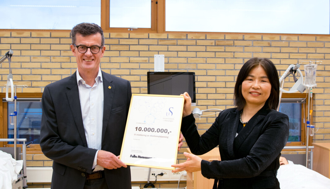 UiS-rektor Klaus Mohn og Yuhong Jin Hermansen, administrerende direktør i Folke Hermansen AS. UiS-rektor Klaus Mohn og Yuhong Jin Hermansen, administrerende direktør i Folke Hermansen AS.