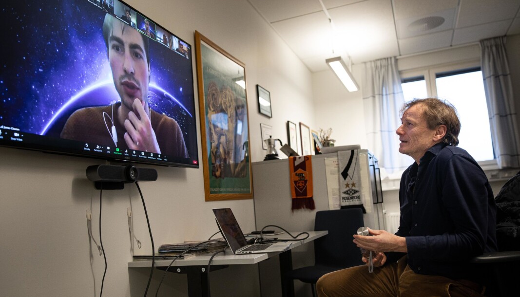 Fysikkprofessor Morten Hjorth-Jensen har hatt både digital undervisning og undervisning på laboratoriet med mindre grupper denne høsten. Fysikkprofessor Morten Hjorth-Jensen har hatt både digital undervisning og undervisning på laboratoriet med mindre grupper denne høsten.