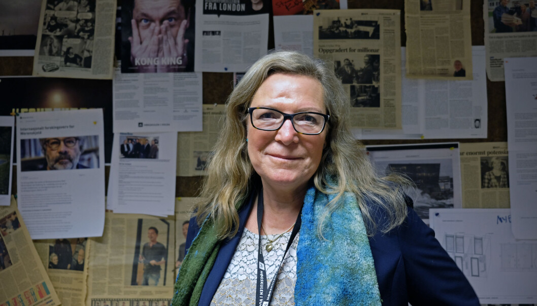 Det finst heldigvis fleire vegar inn til journalist-yrket, seier mediedekan Kate Kartveit. Dei som skal utdanna seg til journalistar framover, trur ho mellom anna må kunne koding. Det finst heldigvis fleire vegar inn til journalist-yrket, seier mediedekan Kate Kartveit. Dei som skal utdanna seg til journalistar framover, trur ho mellom anna må kunne koding.