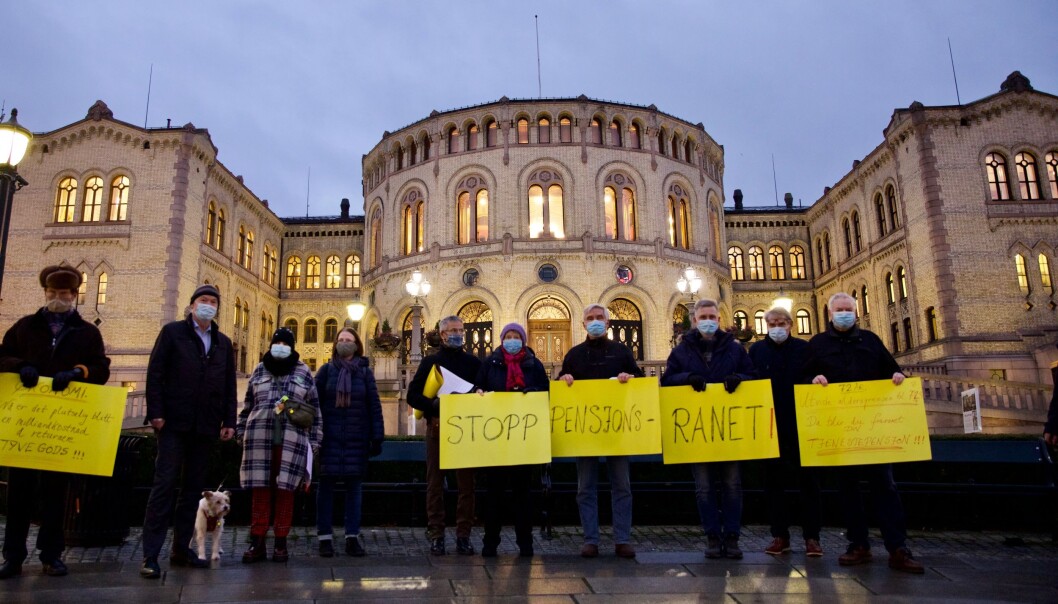 Fredag 11. desember fikk politikere overrakt informasjon fra nettverket som jobber mot det de kalle samordningsfella i det nye pensjonssystemet. Saken er på dagsorden i stortinget gjennom et representantskapsforslag. Fredag 11. desember fikk politikere overrakt informasjon fra nettverket som jobber mot det de kalle samordningsfella i det nye pensjonssystemet. Saken er på dagsorden i stortinget gjennom et representantskapsforslag.
