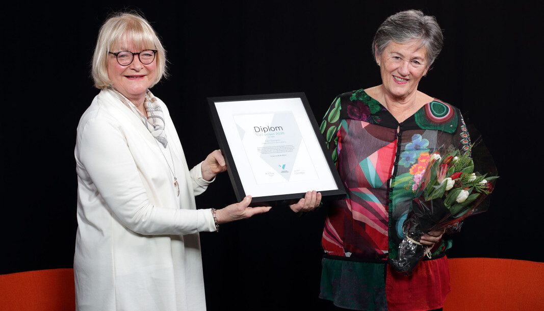 Professor Kari Dyregrov er tildelt Høgskulen på Vestlandet sin forsking- og utviklingspris for 2020. Her får Dyregrov tildelt diplomet av rektor Berit Rokne. Professor Kari Dyregrov er tildelt Høgskulen på Vestlandet sin forsking- og utviklingspris for 2020. Her får Dyregrov tildelt diplomet av rektor Berit Rokne.