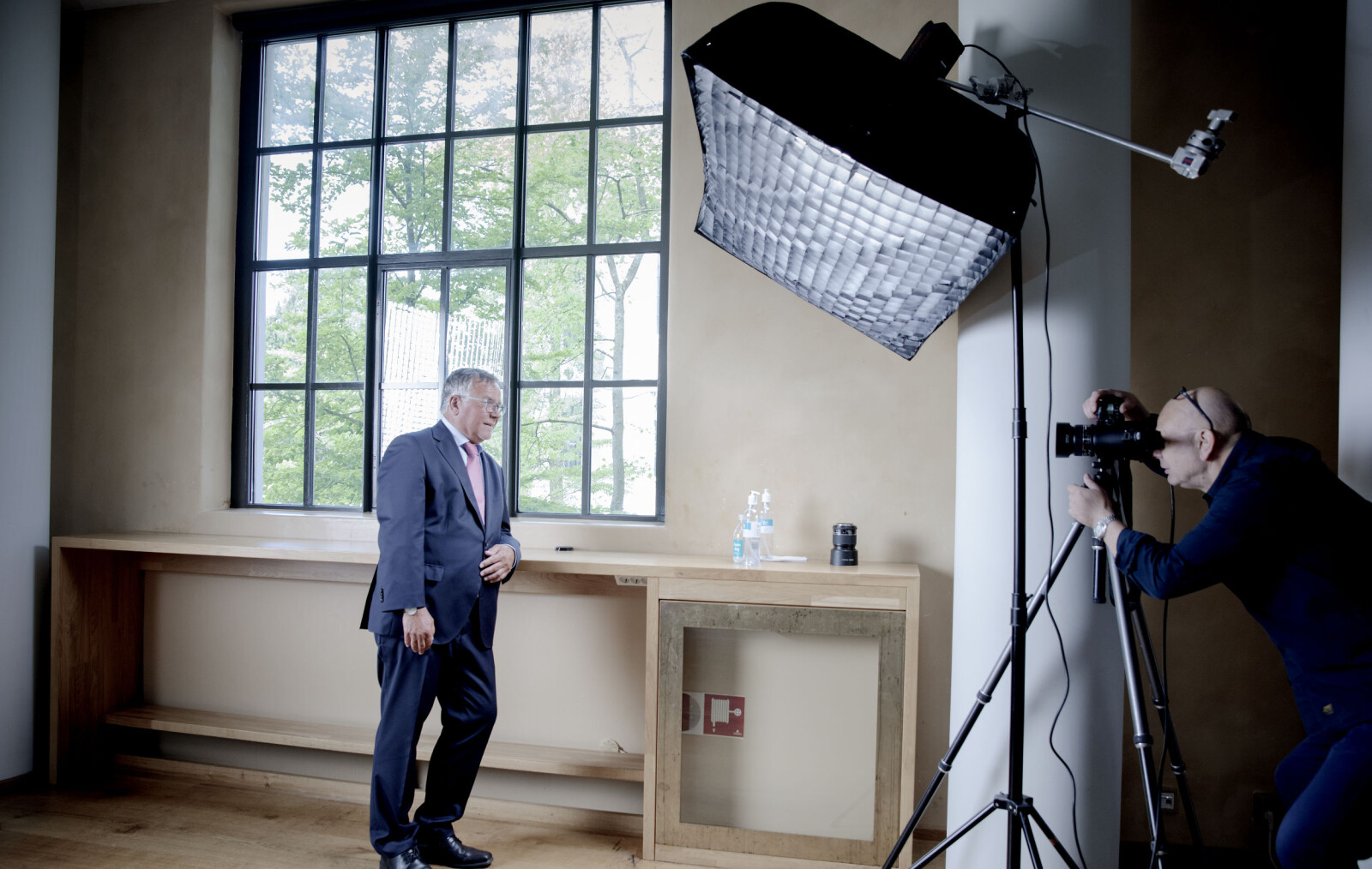 Kjell Bernstrøm har aldri hatt noe annet enn lederstillinger i sitt 40-årige yrkesliv. I sommer startet fotografen arbeidet med å få han i glass og ramme på veggen på Museplassen 1 der universitetsledelsen holder hus. Kjell Bernstrøm har aldri hatt noe annet enn lederstillinger i sitt 40-årige yrkesliv. I sommer startet fotografen arbeidet med å få han i glass og ramme på veggen på Museplassen 1 der universitetsledelsen holder hus.