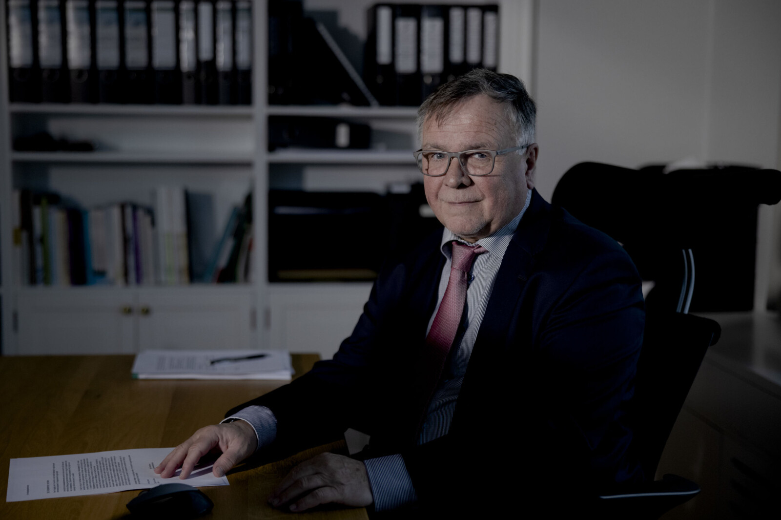 — Vemodig? Nei. Kanskje litt ambivalens, sier Kjell Bernstrøm. Han later til å møte neste fase i livet på same måte som han møter det meste, med ufiltrert pragmatisme. — Vemodig? Nei. Kanskje litt ambivalens, sier Kjell Bernstrøm. Han later til å møte neste fase i livet på same måte som han møter det meste, med ufiltrert pragmatisme.