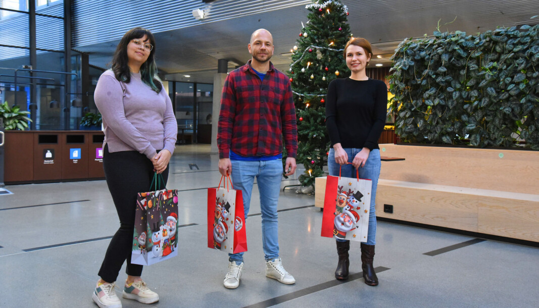 UiA-studentene Mariana Rodgrigues Sena fra Brasil (t.v.) Balas Fekte fra Ungarn og Petra Dvrikova fra Slovakia skal feire jul i Norge Fredag plukket de opp hver sin pose med julegodt på universitetet.. UiA-studentene Mariana Rodgrigues Sena fra Brasil (t.v.) Balas Fekte fra Ungarn og Petra Dvrikova fra Slovakia skal feire jul i Norge Fredag plukket de opp hver sin pose med julegodt på universitetet..
