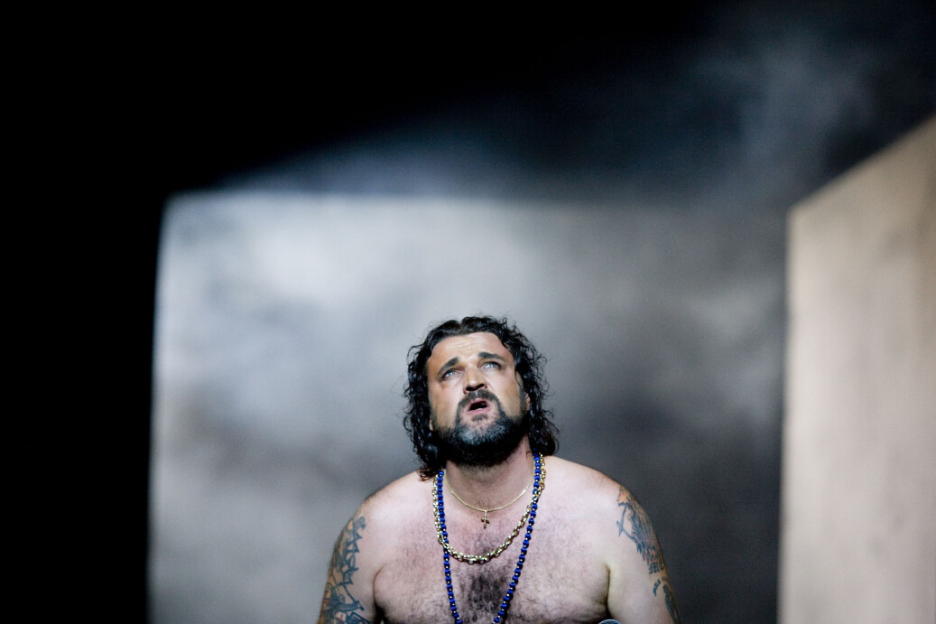 Hans-Erik Dyvik Husby, tidlegare kjent som Hank von Helvete i rockegruppa Turboneger, her i rolla som Guds son i Jesus Christ Superstar i 2009. Han har seinare spelt diktarpresten Petter Dass i ei rad norske kyrkjer. Hans-Erik Dyvik Husby, tidlegare kjent som Hank von Helvete i rockegruppa Turboneger, her i rolla som Guds son i Jesus Christ Superstar i 2009. Han har seinare spelt diktarpresten Petter Dass i ei rad norske kyrkjer.