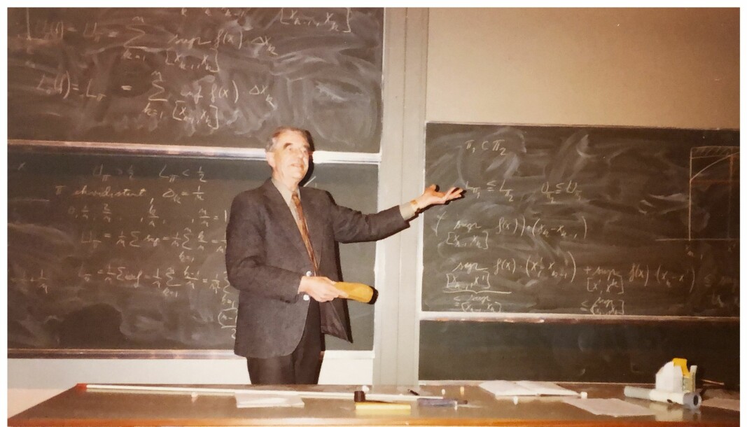 Professor Ernst Selmer under førelesing i 1982.