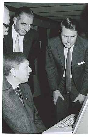 Ernst Selmer beundrar UiB si nye UNIVAC-maskin i 1973, saman med Magne Lerheim og Kåre Bjørnenak. Ernst Selmer beundrar UiB si nye UNIVAC-maskin i 1973, saman med Magne Lerheim og Kåre Bjørnenak.