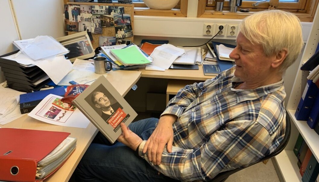 Tor Helleseth har ikkje så mykje tru på dette med "clean desk". Han er professor emeritus, og har framleis kontor på UiB. Han har òg vore viktig for forfattar Øystein Rygg Haanæs i arbeidet med boka om Ernst Selmer. Tor Helleseth har ikkje så mykje tru på dette med "clean desk". Han er professor emeritus, og har framleis kontor på UiB. Han har òg vore viktig for forfattar Øystein Rygg Haanæs i arbeidet med boka om Ernst Selmer.