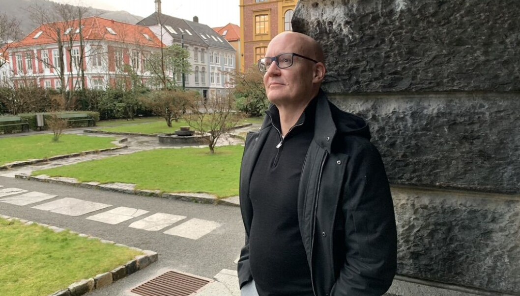 Forfattar Øystein Rygg Haanæs har hatt samtalar med mellom andre Tor Helleseth og Selmer si dotter i arbeidet med boka. Forfattar Øystein Rygg Haanæs har hatt samtalar med mellom andre Tor Helleseth og Selmer si dotter i arbeidet med boka.