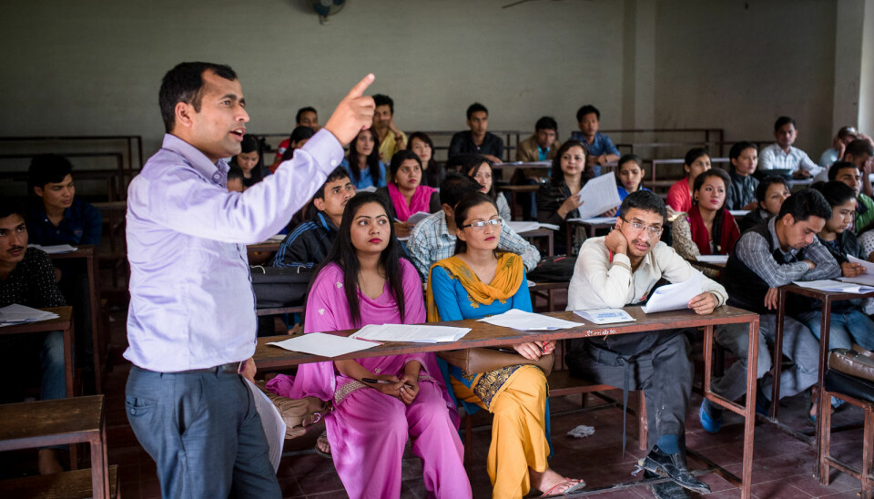 Laxmi Prasad Ojha underviser masterstudenter i oppgaveskriving, under en sworkshop på Tribhuvan universitetet i Katmandu, Nepal. Artikkelforfatterne er bekymret for nedgang i støtte til prosjekter og studenter i og fra det globale sør.