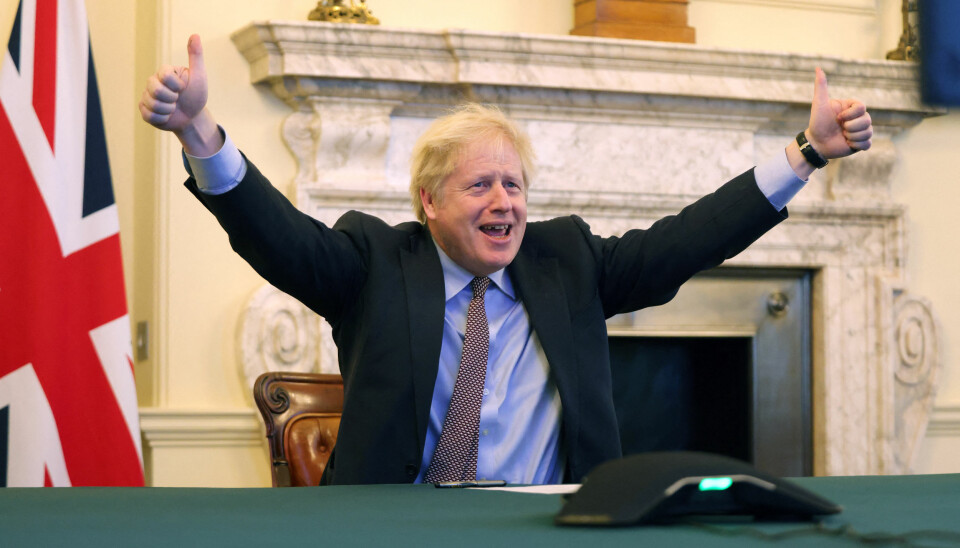 Statsminister Boris Johnson jubler etter at han i en telefonsamtale med Urusula von der Leyen, president i Europakommisjonen, kunne konstatere at brexitavtalen var i boks, torsdag 24. desember.