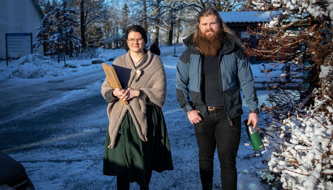 Ås-studentene Sophie Puresti og Jan Ola Fodnes er frustrert over sene beskjeder om innstramminger grunnet koronapandemien. Ås-studentene Sophie Puresti og Jan Ola Fodnes er frustrert over sene beskjeder om innstramminger grunnet koronapandemien.