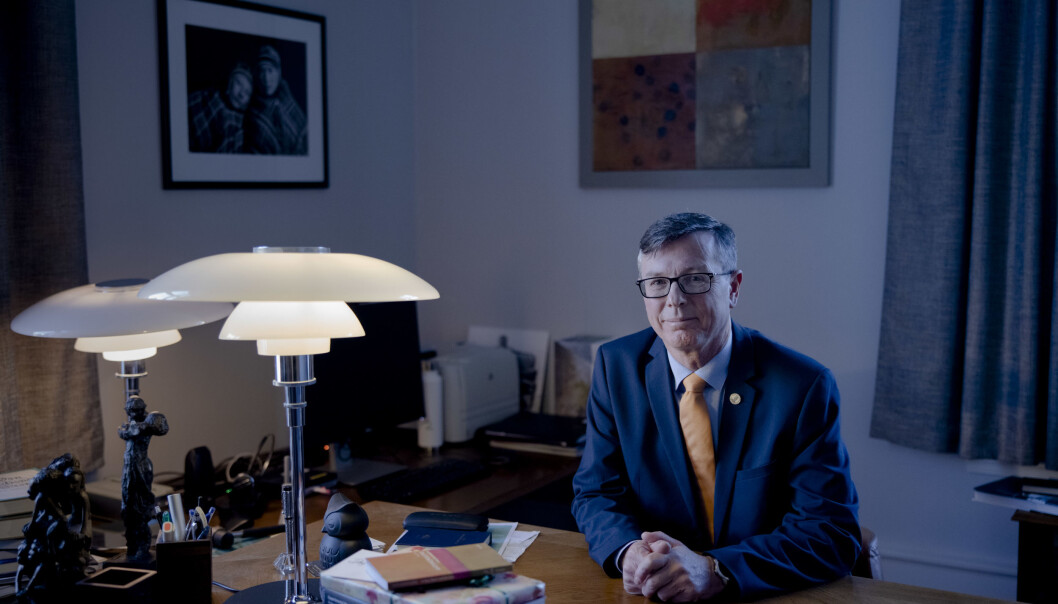 Dag Rune Olsen vil tiltre som rektor ved UiT med en stygg ripe i lakken, mener Nordlys-redaktør Skjalg Fjellheim. Dag Rune Olsen vil tiltre som rektor ved UiT med en stygg ripe i lakken, mener Nordlys-redaktør Skjalg Fjellheim.