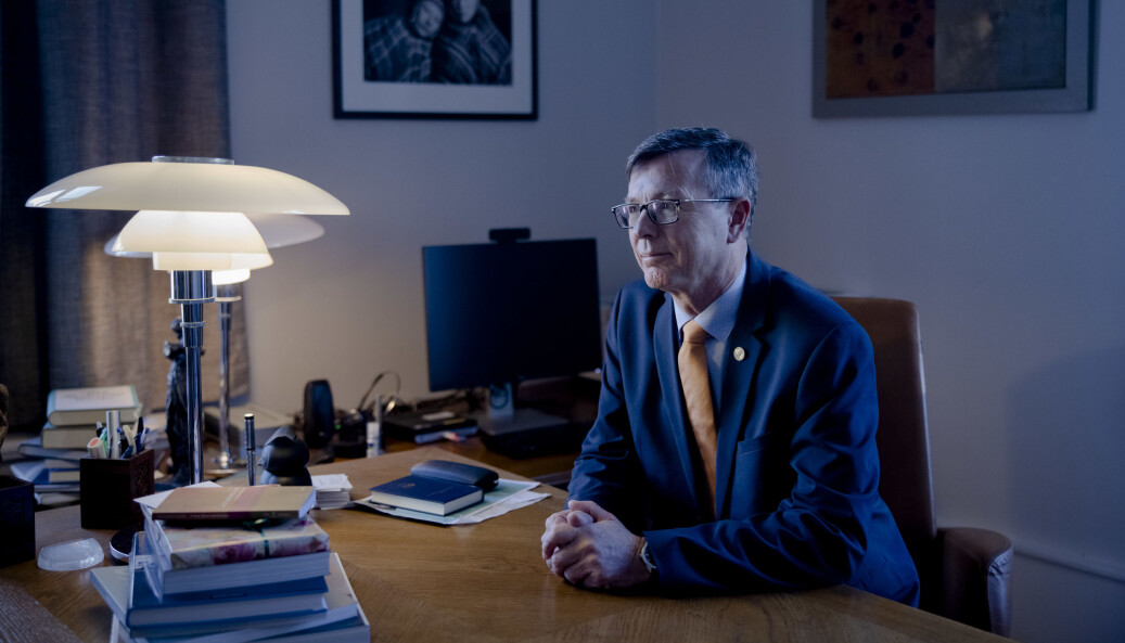 — Det som er uheldig med den saken (Knudsen/Olsen-saken ved UiB red. anm) er at jeg kommer inn med en alvorlig ripe i lakken. Som ansatt rektor må det bygges tillit i organisasjonen. Den jobben må jeg gjøre, sier Dag Rune Olsen som fikk bekreftet fredag at han skal tiltre som rektor ved UiT 1.august i år. — Det som er uheldig med den saken (Knudsen/Olsen-saken ved UiB red. anm) er at jeg kommer inn med en alvorlig ripe i lakken. Som ansatt rektor må det bygges tillit i organisasjonen. Den jobben må jeg gjøre, sier Dag Rune Olsen som fikk bekreftet fredag at han skal tiltre som rektor ved UiT 1.august i år.