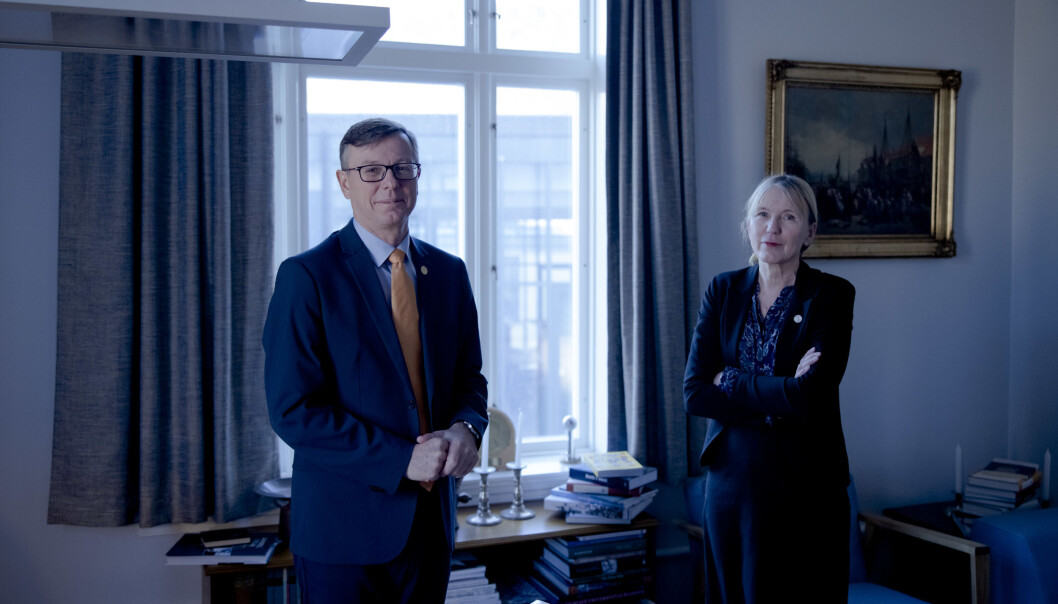 – Det norske samfunnet har råd til og har god nytte av å investere i langsiktig og grunnleggende kunnskap, sier rektor Dag Rune Olsen ved Universitetet i Tromsø. Her sammen med dagens rektor ved UiB, Margareth Hagen – Det norske samfunnet har råd til og har god nytte av å investere i langsiktig og grunnleggende kunnskap, sier rektor Dag Rune Olsen ved Universitetet i Tromsø. Her sammen med dagens rektor ved UiB, Margareth Hagen