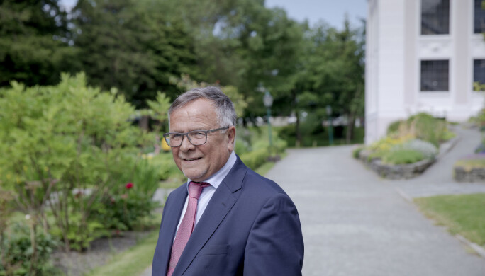 Kjell Bernstrøm, nylig avgått universitetsdirektør ved Universitetet i Bergen, mener det blir mindre penger og tøffere konkurranse mellom norske universiteter i årene framover. Kjell Bernstrøm, nylig avgått universitetsdirektør ved Universitetet i Bergen, mener det blir mindre penger og tøffere konkurranse mellom norske universiteter i årene framover.
