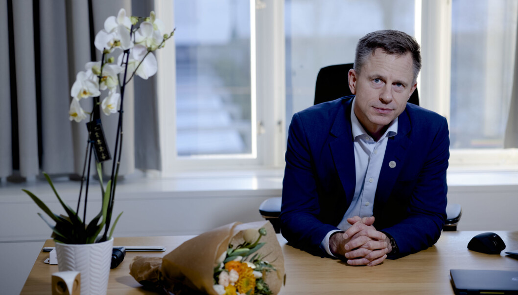 Ein blomebukett var ikkje det einaste Robert Rastad fekk då han starta i stillinga som universitetsdirektør, han fekk òg eit par ekstraordinære saker. - Eg sleit ut ein rektor første dagen, humrar han. Ein blomebukett var ikkje det einaste Robert Rastad fekk då han starta i stillinga som universitetsdirektør, han fekk òg eit par ekstraordinære saker. - Eg sleit ut ein rektor første dagen, humrar han.
