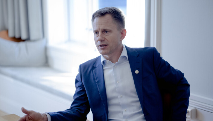 Universitetsdirektør Robert Rastad sier at ledelsen ved Universitetet i Bergen og i Oslo ble fortalt av Kunnskapsdepartementet at de måtte forholde seg til frontfagmodellen i fastsettelsen av lønna til rektorene: med en ramme på 2,7 prosent økning. Universitetsdirektør Robert Rastad sier at ledelsen ved Universitetet i Bergen og i Oslo ble fortalt av Kunnskapsdepartementet at de måtte forholde seg til frontfagmodellen i fastsettelsen av lønna til rektorene: med en ramme på 2,7 prosent økning.