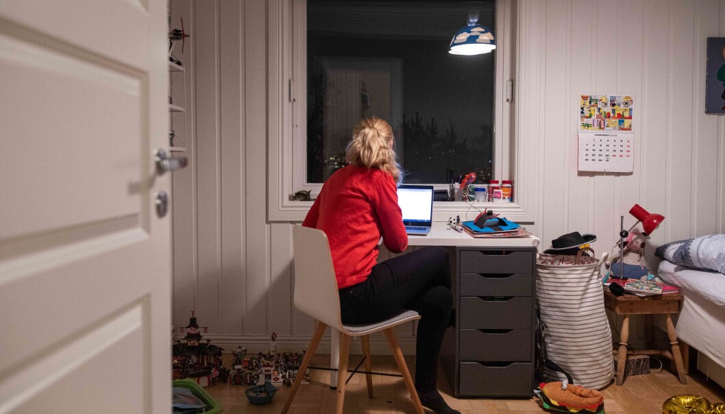 Mindre sjanse for å verta koronasmitta, men heimekontorlivet har òg bakdelar. På biletet er førsteamanuensis Guro Busterud, som så mange andre kombinerer forskarliv og foreldreskap - med barn som i større grad enn vanleg må vera heime frå skule og barnehage. Mindre sjanse for å verta koronasmitta, men heimekontorlivet har òg bakdelar. På biletet er førsteamanuensis Guro Busterud, som så mange andre kombinerer forskarliv og foreldreskap - med barn som i større grad enn vanleg må vera heime frå skule og barnehage.