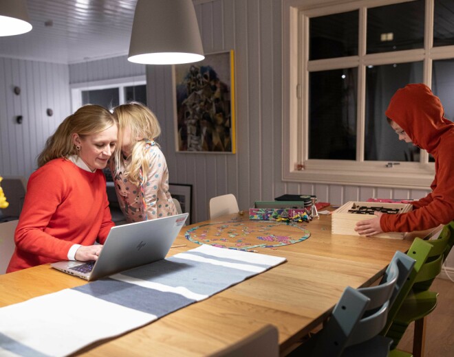 Førsteamanuensis og språkforsker ved Universitetet i Oslo, Guro Busterud, på hjemmekontor med datteren Agnes og sønnen August.