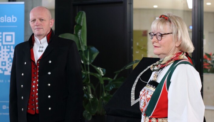 Berit Rokne og Gunnar Yttri hadde kledd seg i bunad for høvet. Dei fleste måtte følgja med på seremonien via ein skjerm. Berit Rokne og Gunnar Yttri hadde kledd seg i bunad for høvet. Dei fleste måtte følgja med på seremonien via ein skjerm.