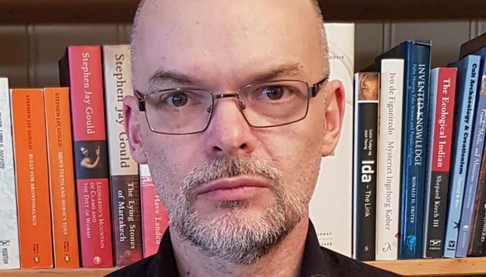 — Det vi kan sjå verkar best mot konspirasjonstenking, er å vise fram korleis tenking går galt og korleis kunnskap blir til, seier professor og ekspert på konspirasjonsteoriar, Asbjørn Dyrendal. — Det vi kan sjå verkar best mot konspirasjonstenking, er å vise fram korleis tenking går galt og korleis kunnskap blir til, seier professor og ekspert på konspirasjonsteoriar, Asbjørn Dyrendal.